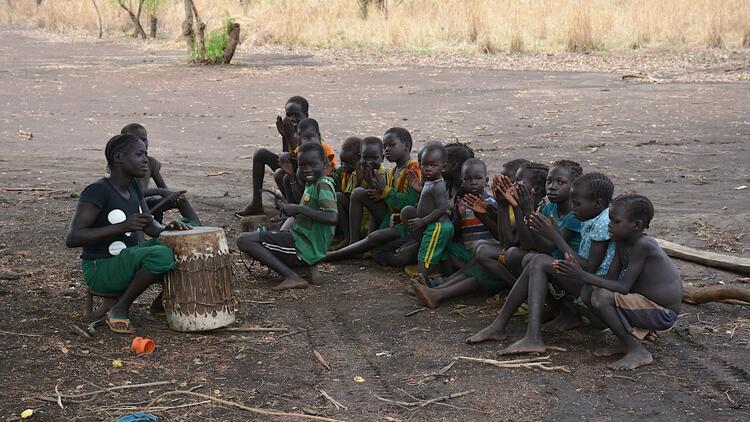 Opo children singing.
